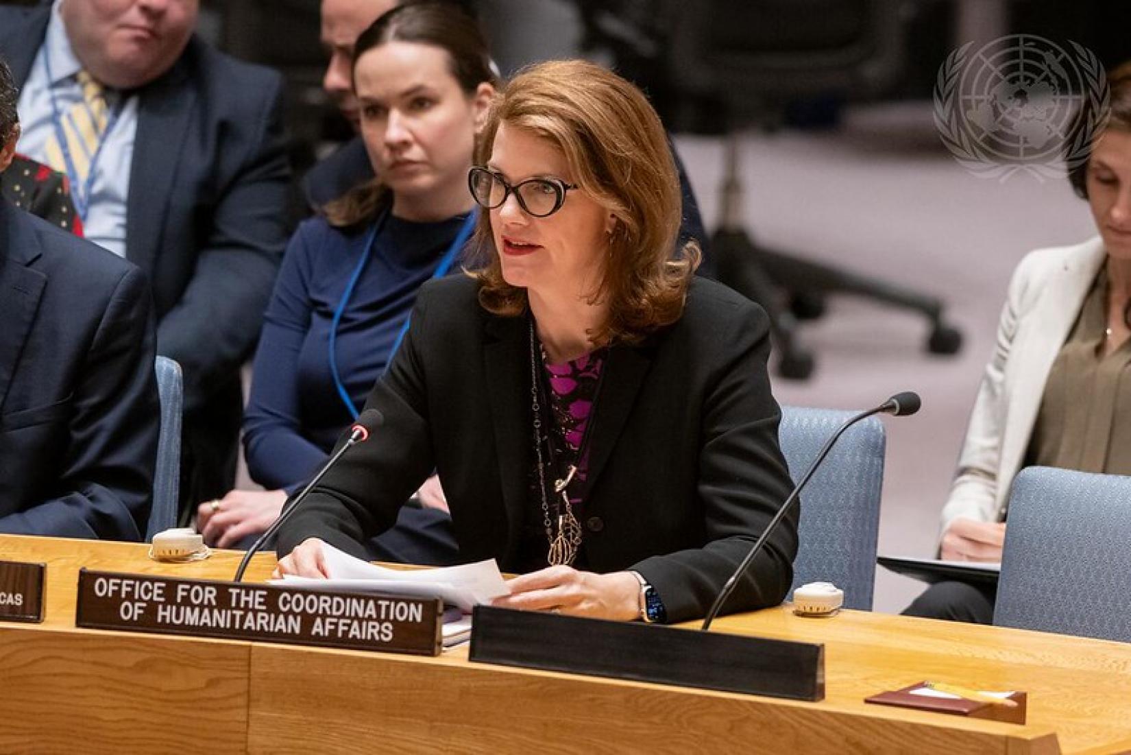 A women sitting at the table an speaking