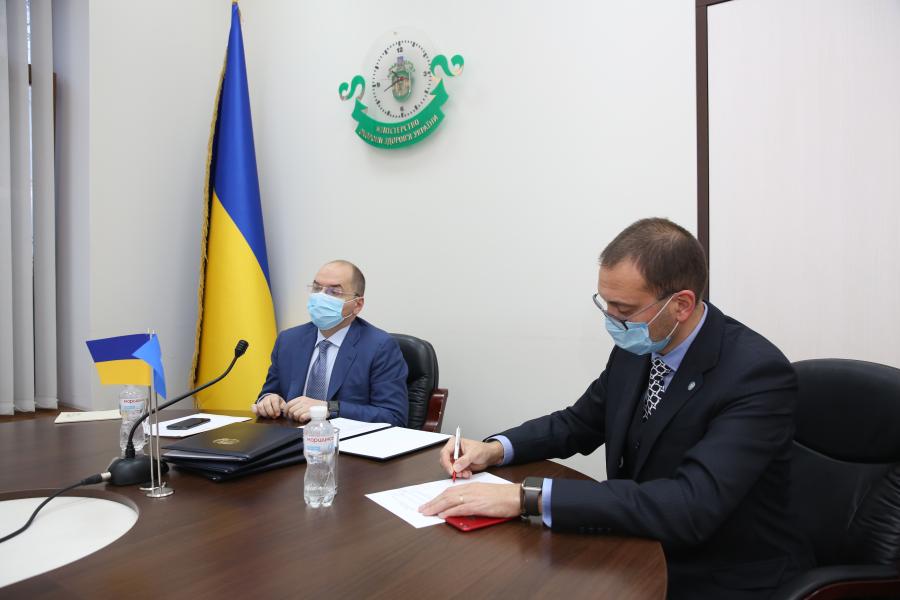 Міністр охорони здоров'я України Максим Степанов (зліва) та голова Представництва ООН в Україні Ярно Хабіхт.