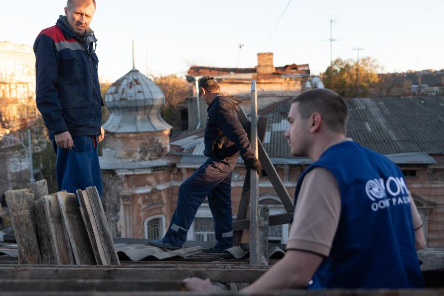 МОМ допомагає відремонтувати будівлю, пошкоджену внаслідок обстрілу в Одесі.
